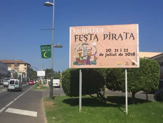 Decoracion de las calles de Cubelles anunciando la 5ta fiesta pirata